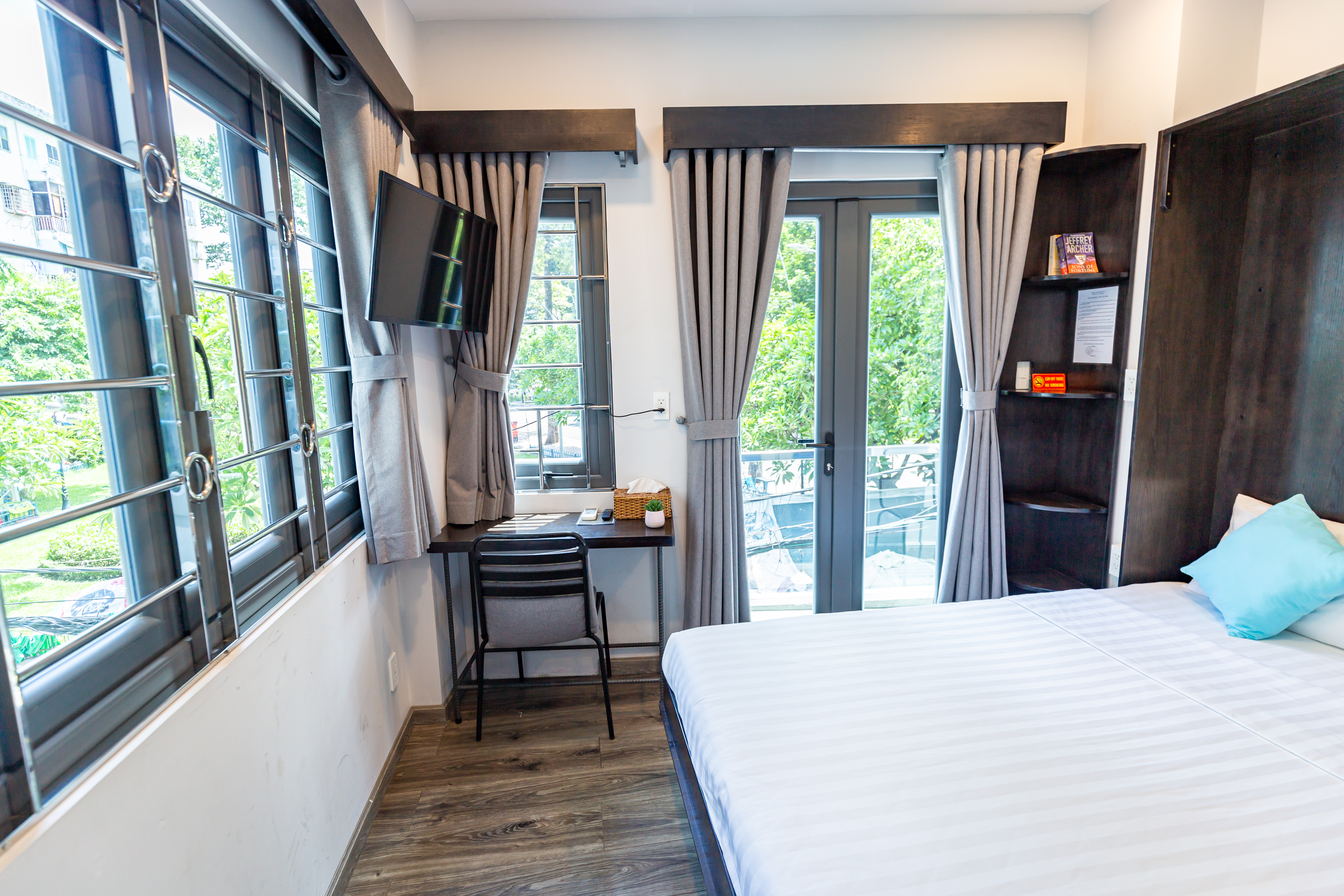 East Balcony Studios - En [Whatsapp or Zalo us to get 15% reward on room price]